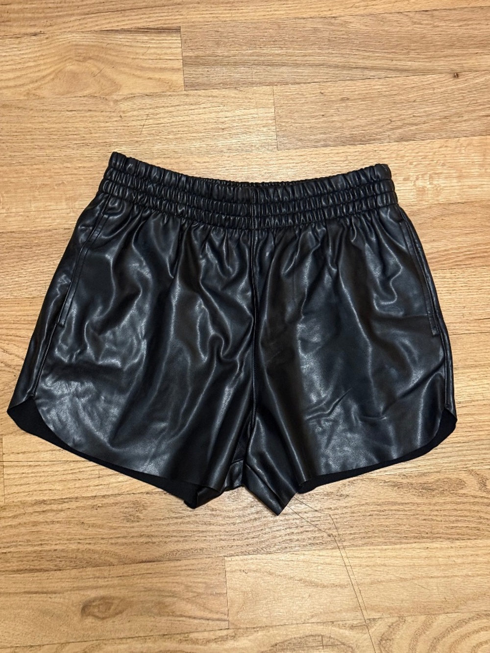 Abercrombie Vegan Leather Dolphin-Hem Pull On Shorts Black Medium